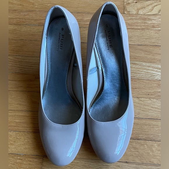 Alfred Sung Beige Patent Pumps. Size 9. Like New Condition. - Picture 2 of 7